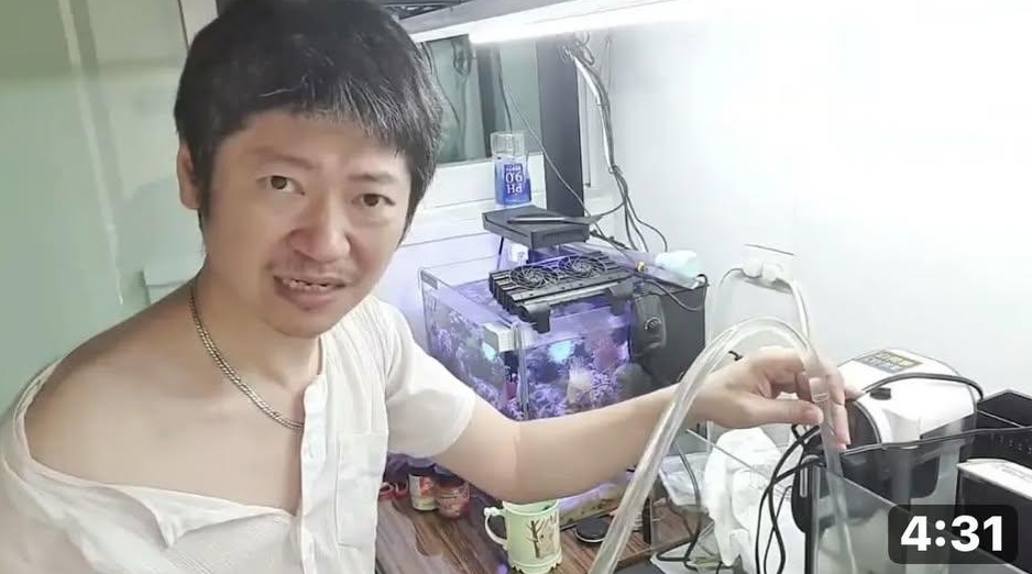 嘉義直播主白同學,每天晚上直播講一些歪哩