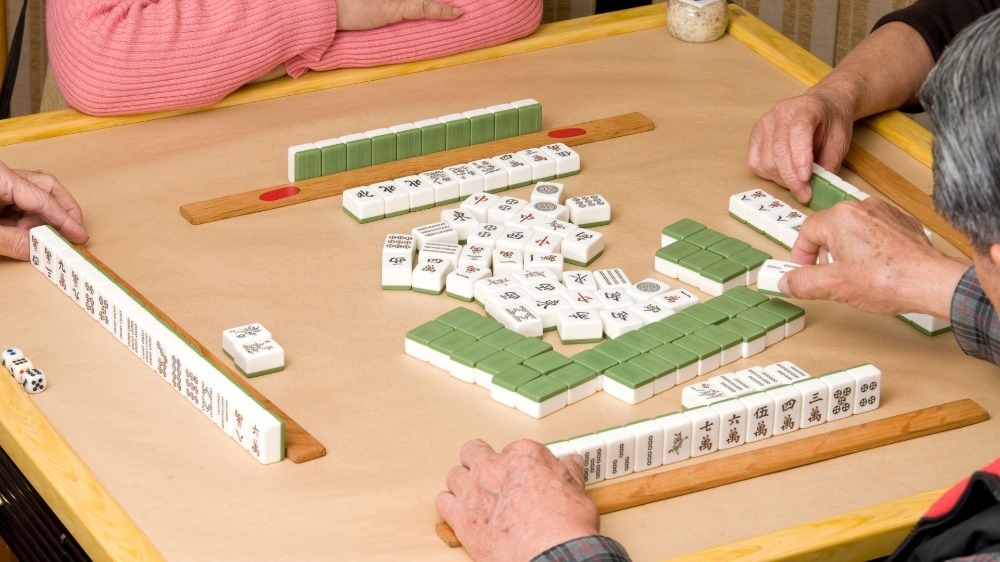 我在朋友家打牌整晚被一個牌咖氣到快翻桌!